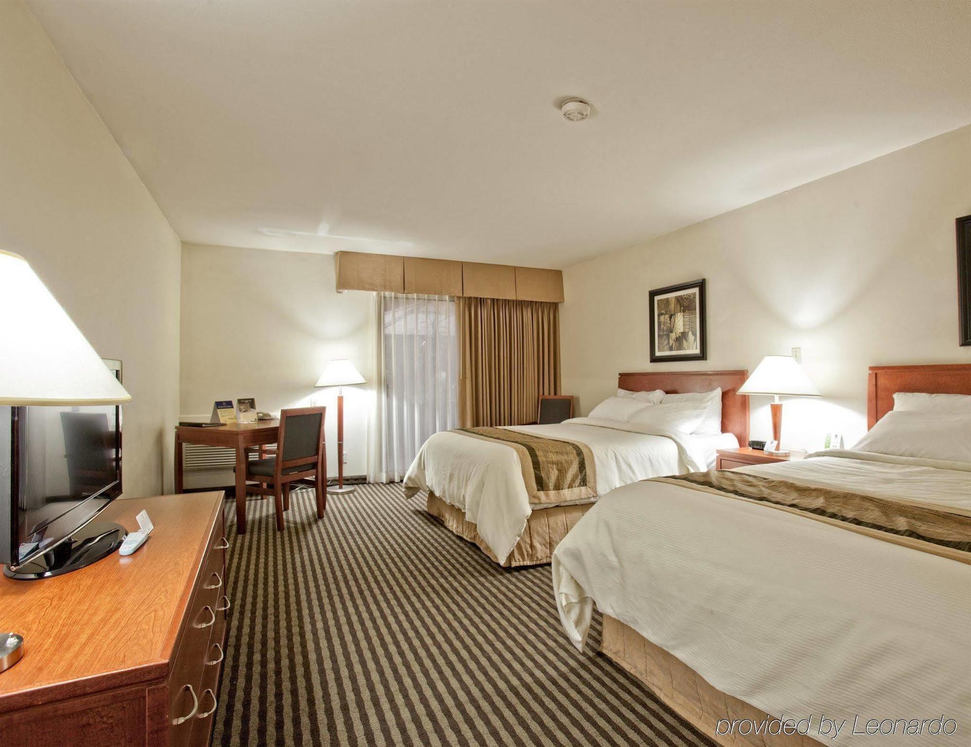 Surestay Hotel By Best Western Чилиуак Екстериор снимка