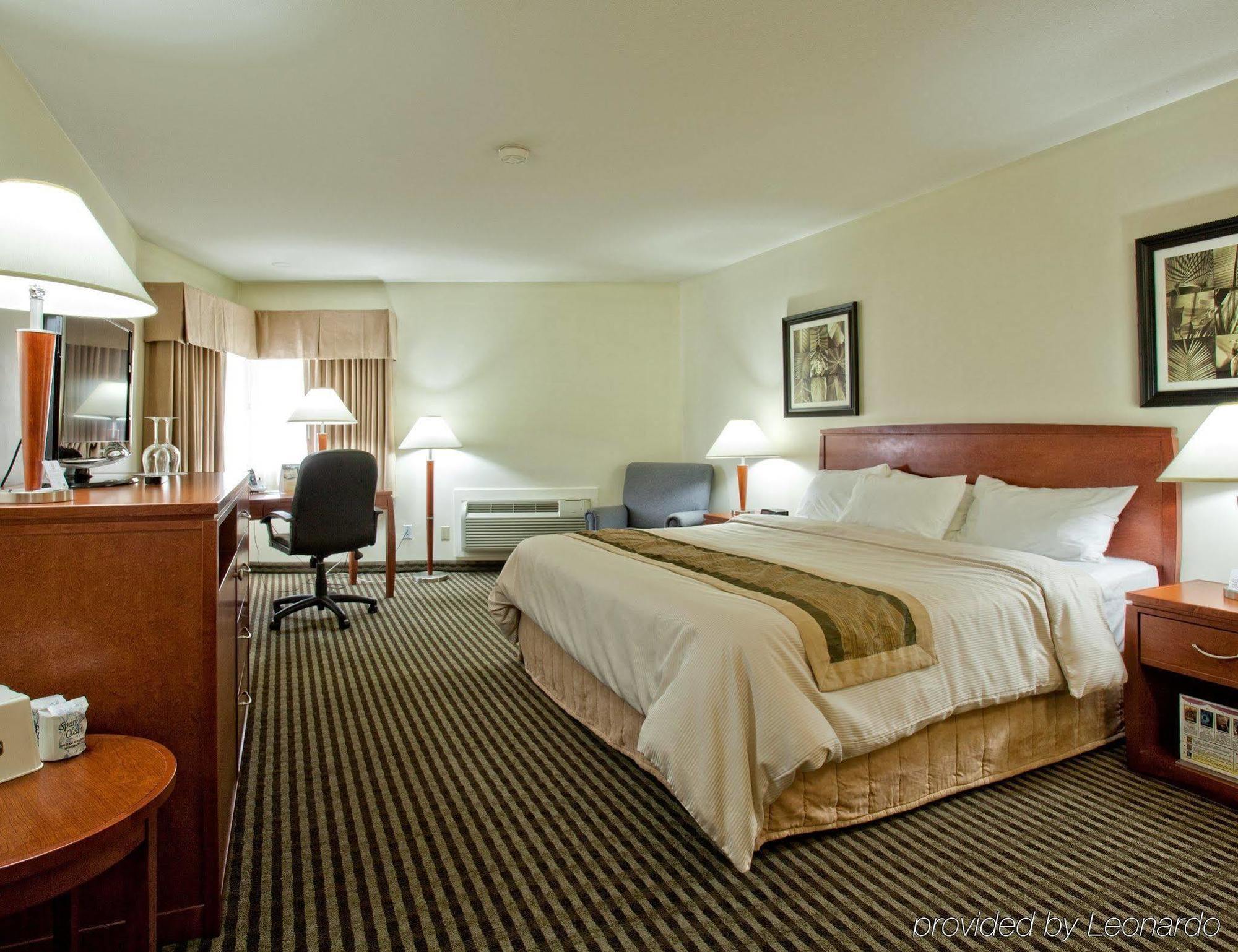 Surestay Hotel By Best Western Чилиуак Екстериор снимка