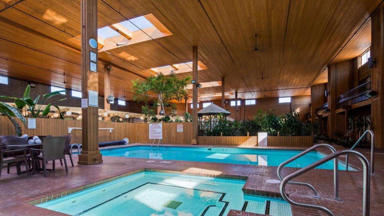 Surestay Hotel By Best Western Чилиуак Екстериор снимка