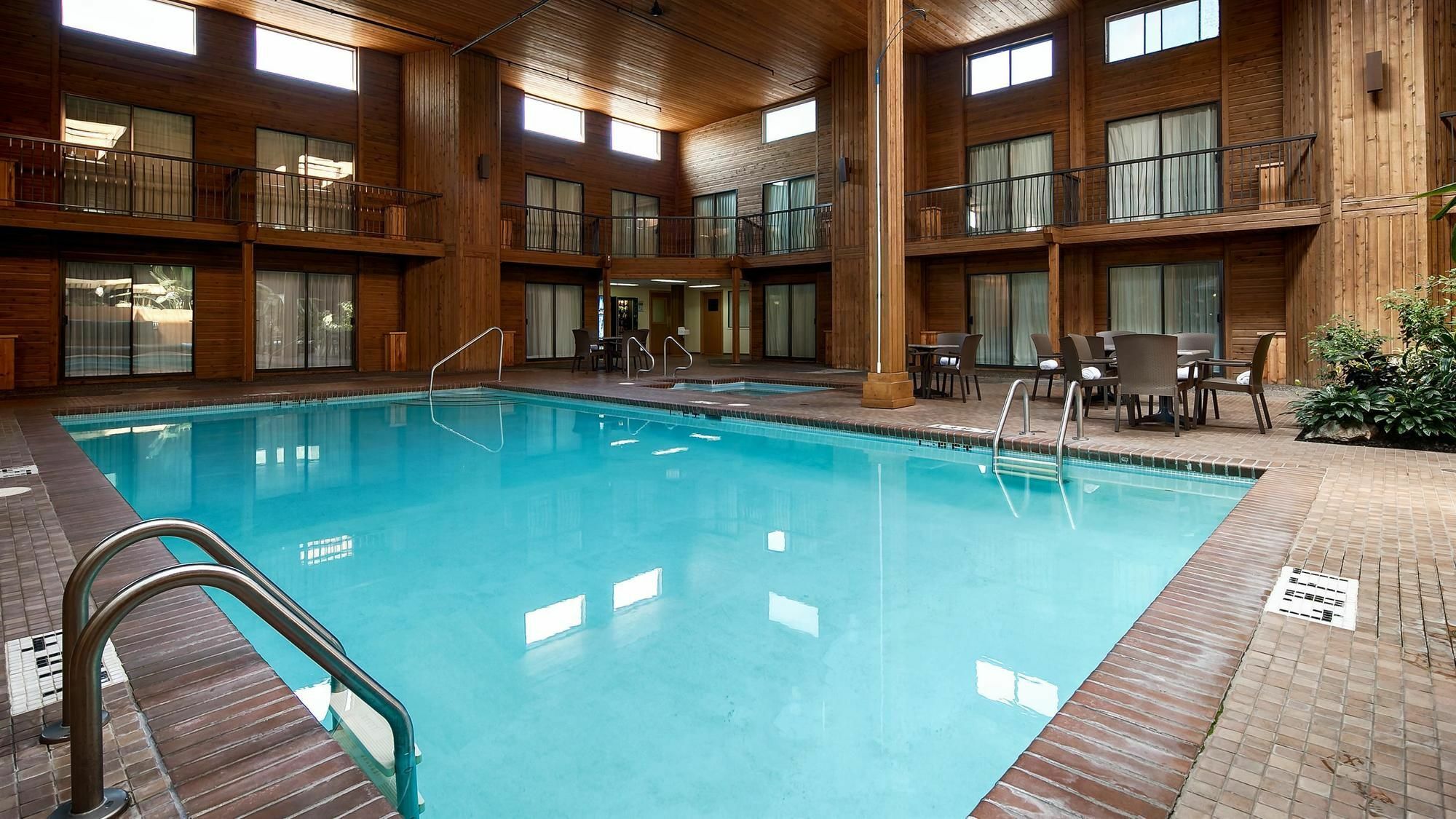 Surestay Hotel By Best Western Чилиуак Екстериор снимка