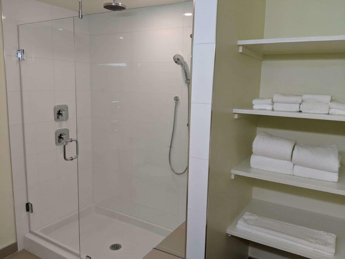 Surestay Hotel By Best Western Чилиуак Екстериор снимка