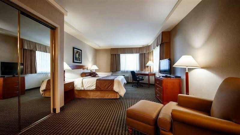 Surestay Hotel By Best Western Чилиуак Екстериор снимка