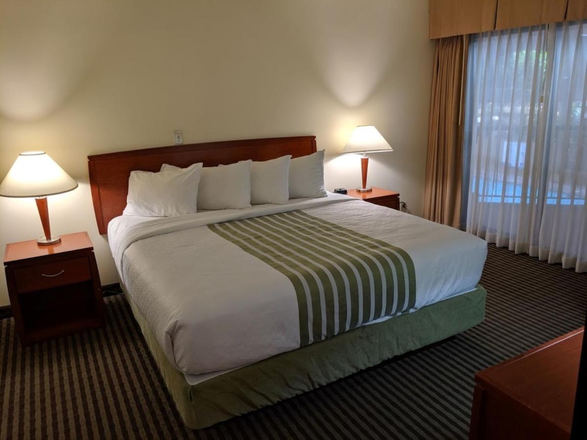 Surestay Hotel By Best Western Чилиуак Екстериор снимка