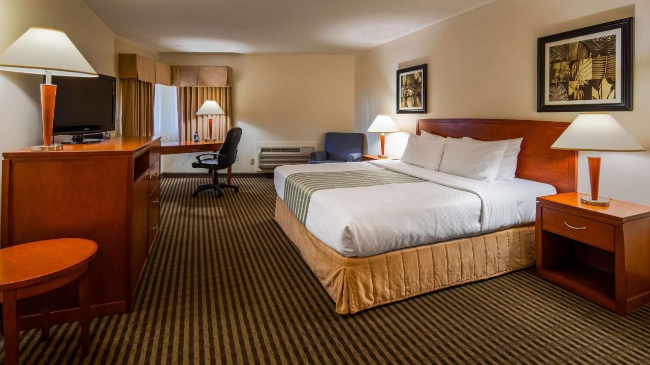 Surestay Hotel By Best Western Чилиуак Екстериор снимка